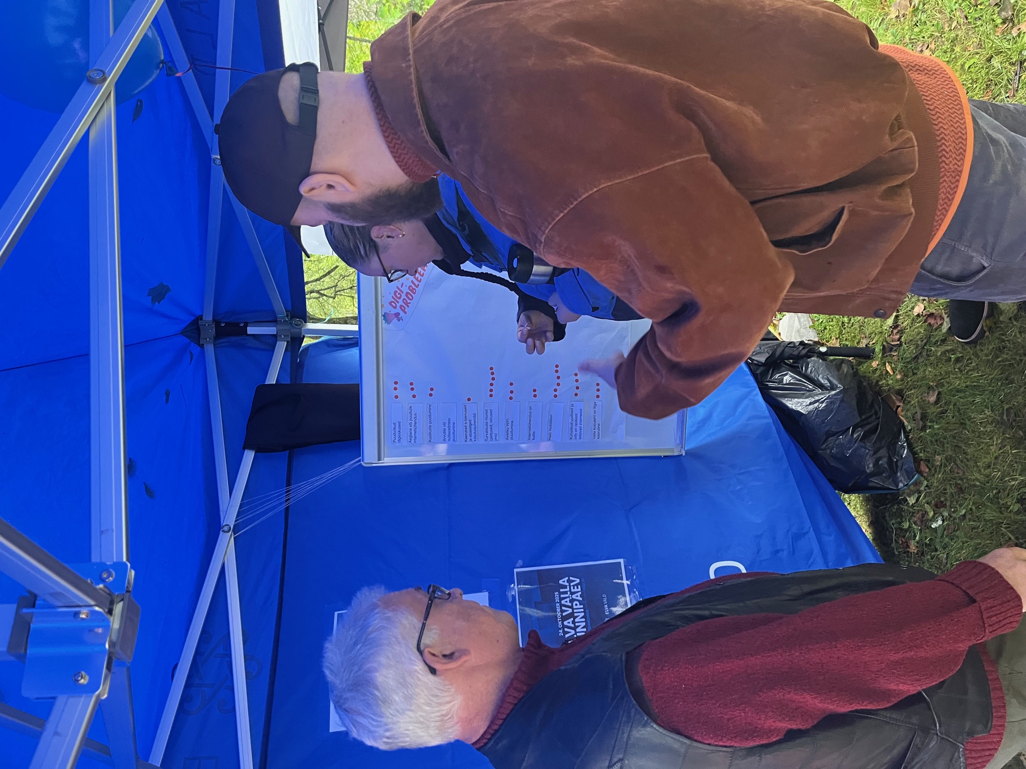 Foto töötast, arutlemas digiprobleemide üle