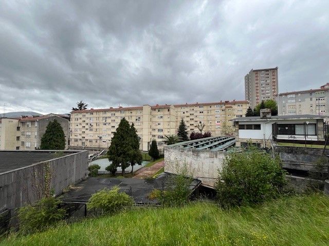Pildil on naabruskonna kohtumise hoone kohalikus kogukonnas, kortermajade piirkonnas