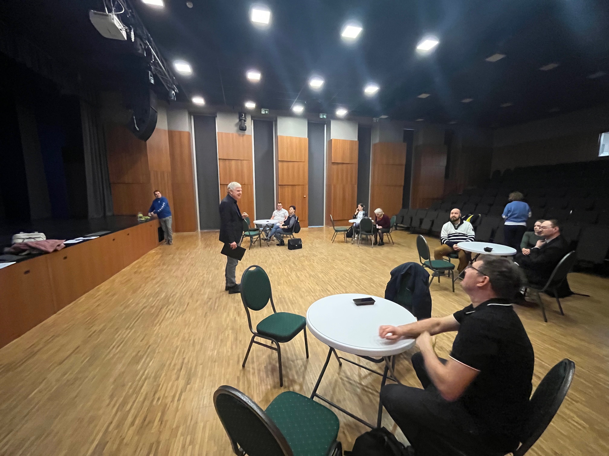 Pildil on teise seminari fookusgupi liikmed arutelulaudkondades