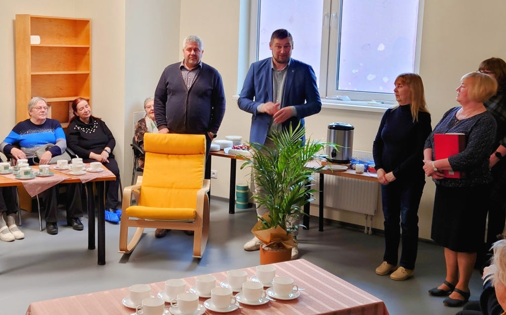 Vasakult: abivallavanem Heiki Hansen, vallavanem Priit Värv, Puhja raamatukogu juhataja Leini Laars ja päevakeskuse juhataja Milvi Sepp teenusekeskuse avamisel. 