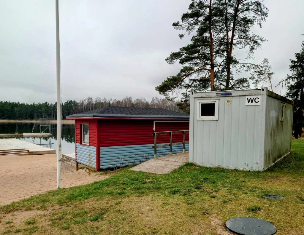Verevi järve ääres asuv avalik käimla. 