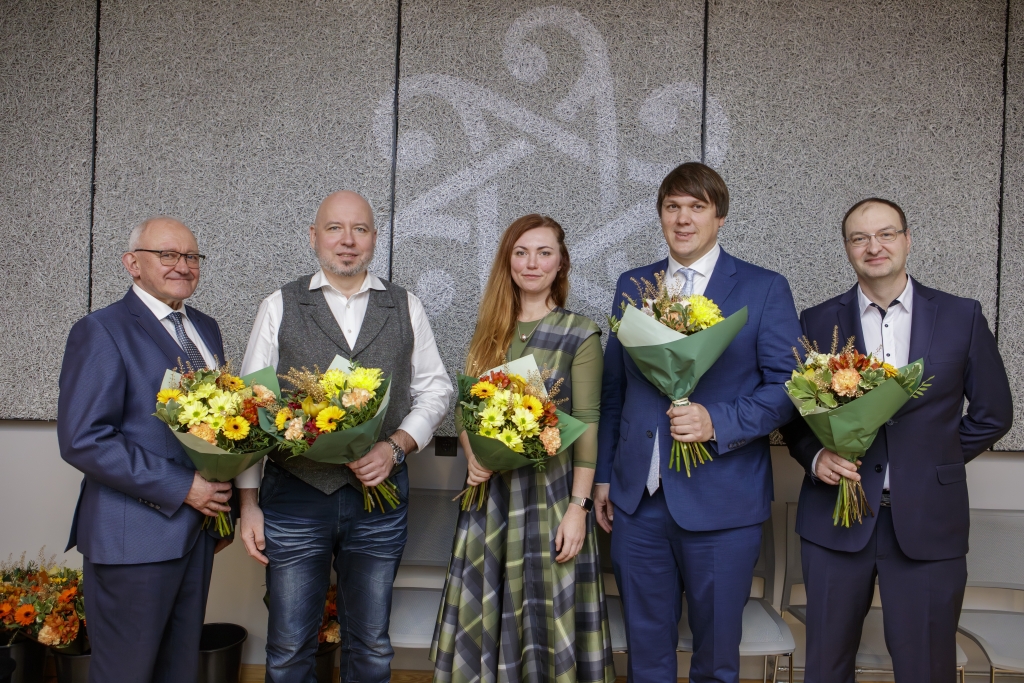 Uue vallavalitsuse koosseis vasakult: abivallavanem Vahur Jaakma, vallavalitsuse liige Juhani Jaeger, vallavanem Karin Abel, vallavalitsuse liige Raimond Pihlap ja abivallavanem Meelis Kask.