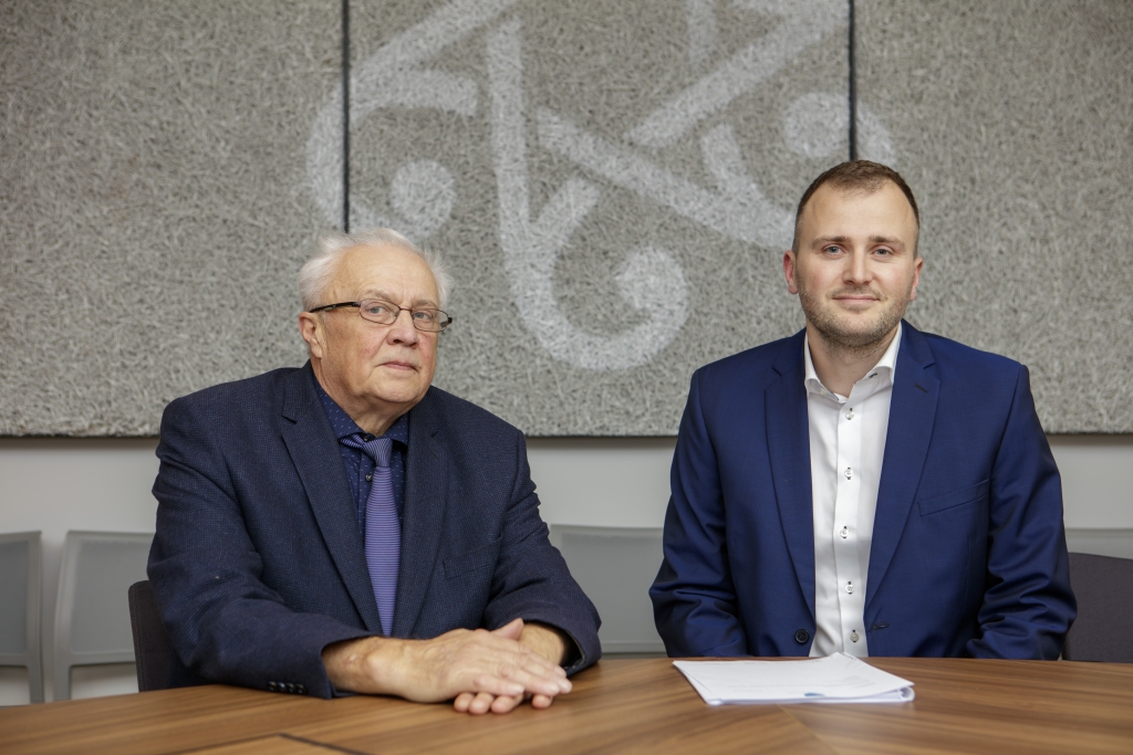 Elva vallavolikogu aseesimees Aivar Õun (vasakul) ja uus volikogu esimees Fred Koppel.