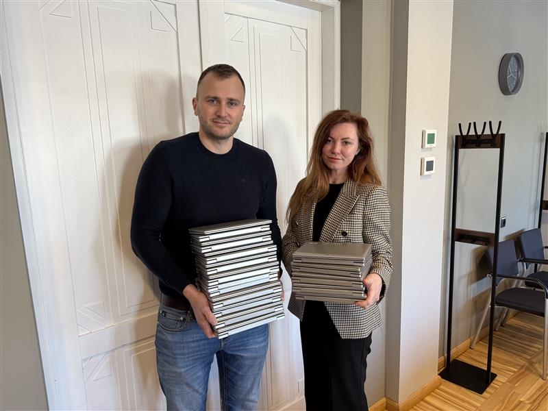 Elva vallavolikogu esimees Fred Koppel ja vallavanem Karin Abel arvuteid üle andmas.