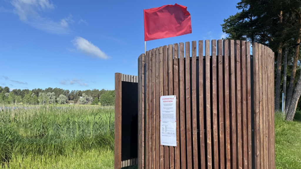 Punane lipp Arbi järve ääres