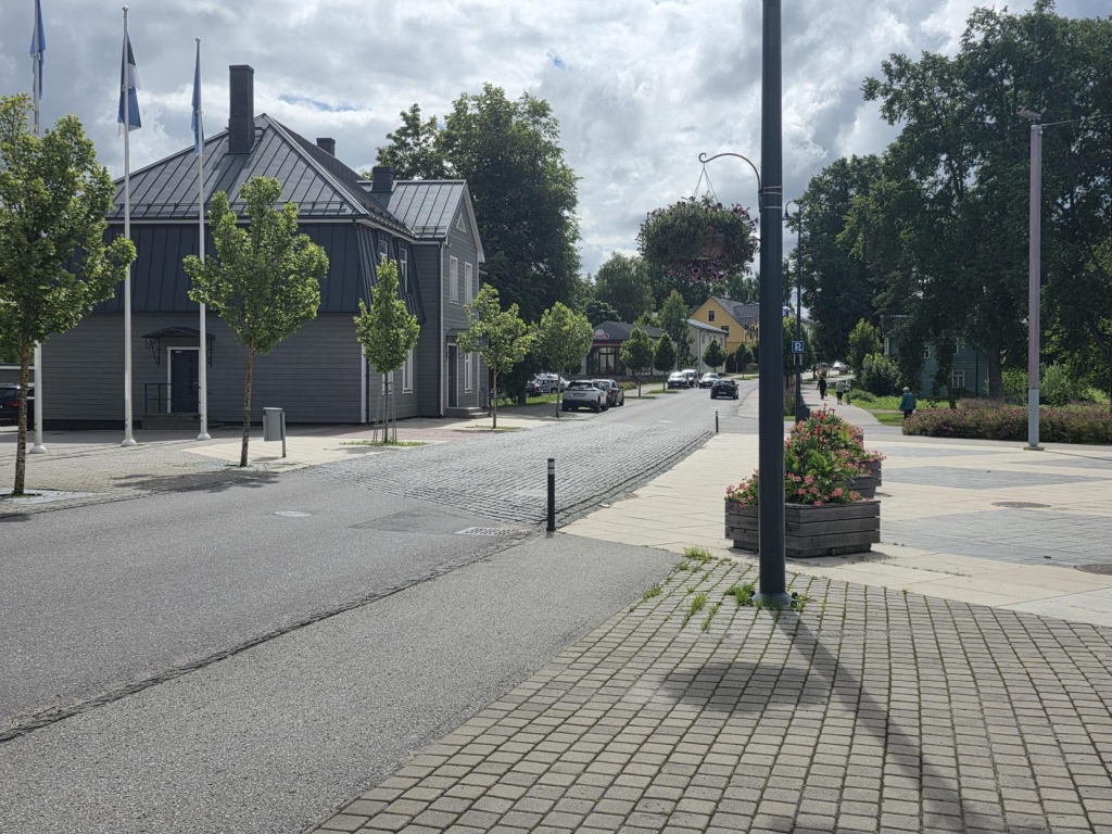 Reedel on liiklus häiritud Elva keskväljaku juures. 